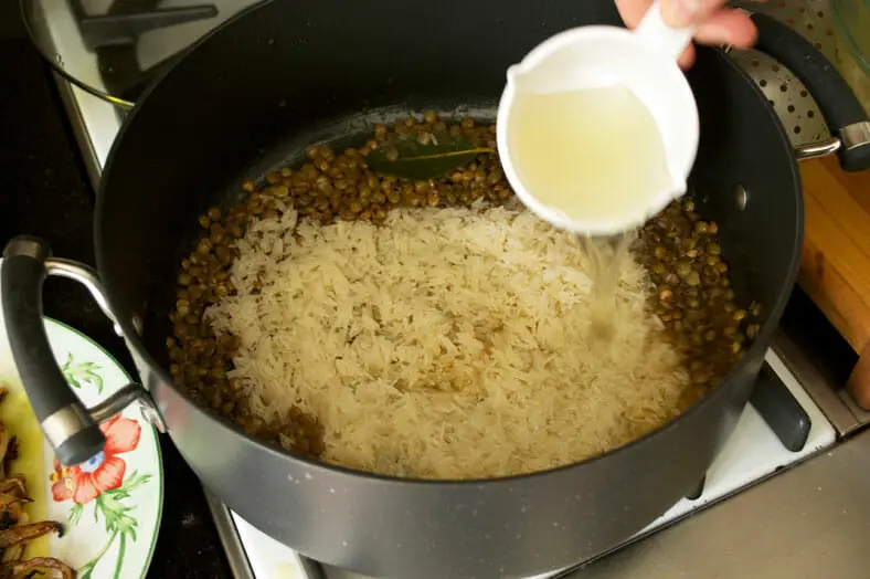 Adding Egyptian rice to the cooked lentils