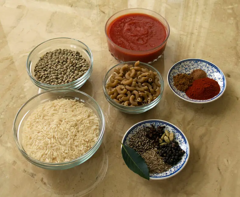 Ingredients - Egyptian rice, lentils, black pepper, macaroni, tomatoes, garlic, onions, olive oil 
