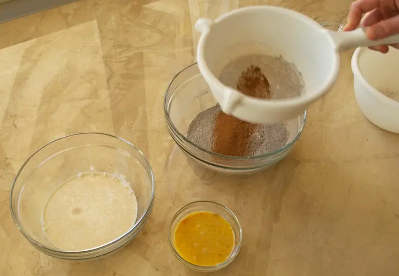 Adding cinnamon to the wheat flour for batter