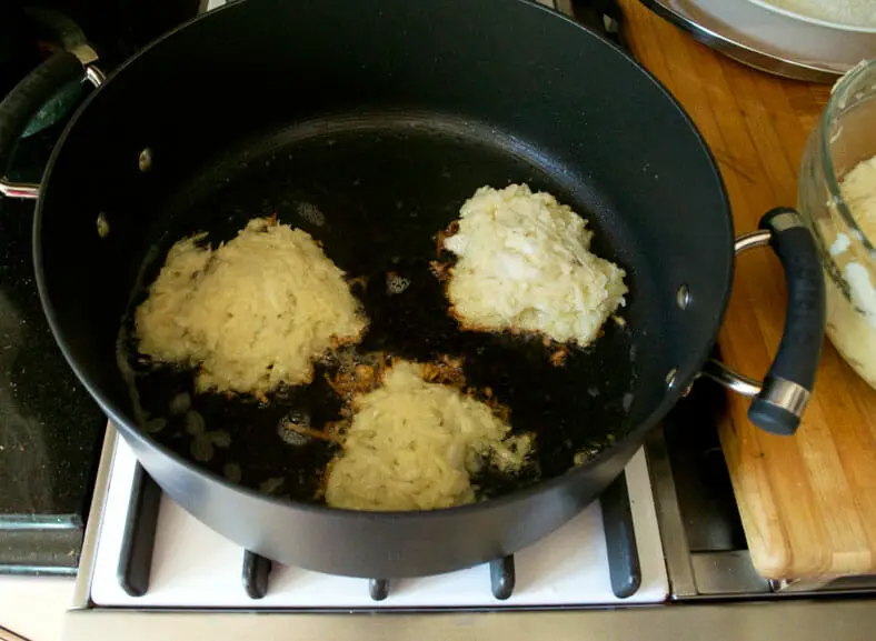 Cooking stuffed potato pancake till brown