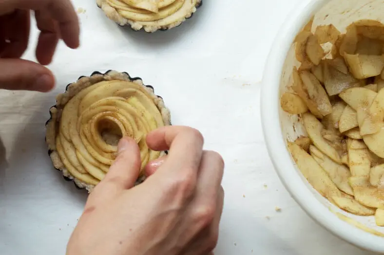 Filling crust with the sliced apples till centre