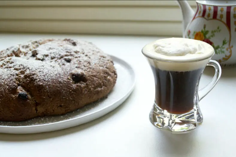 For the Greenlandic dessert, one usually serves coffee and cake like you see here!