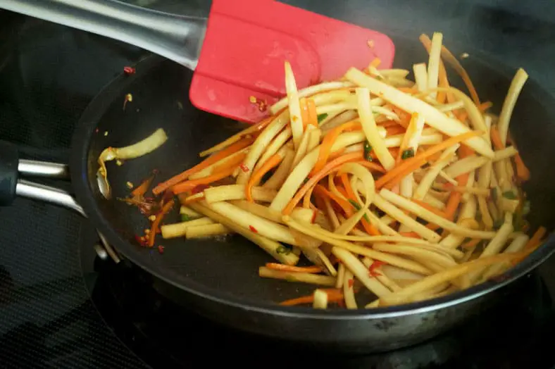 Preparing fillings with cooked carrots, chili pepper and soy sauce