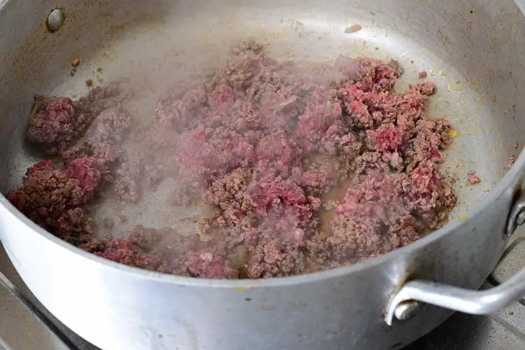 Cooking beef in same pan after removing shrimp mixture
