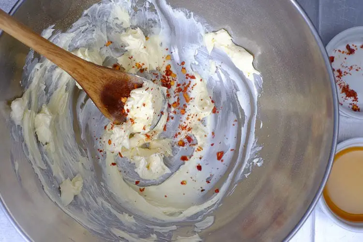 Mixing chilli flakes with cream cheese