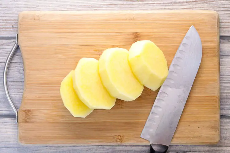 Slicing potatoes into thick slices