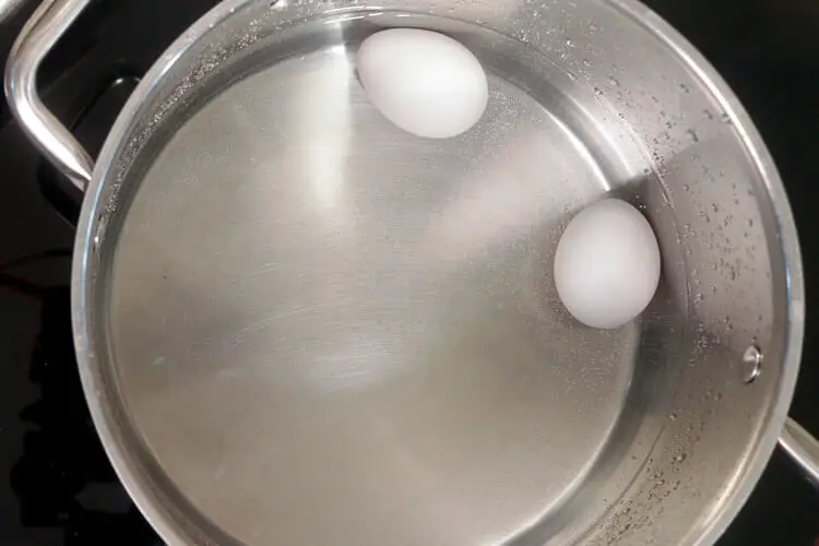 Boiling eggs in pan