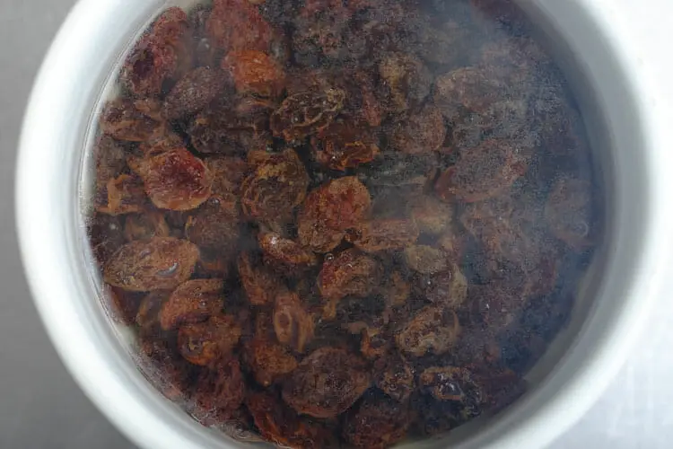 Soaking raisins into rose water