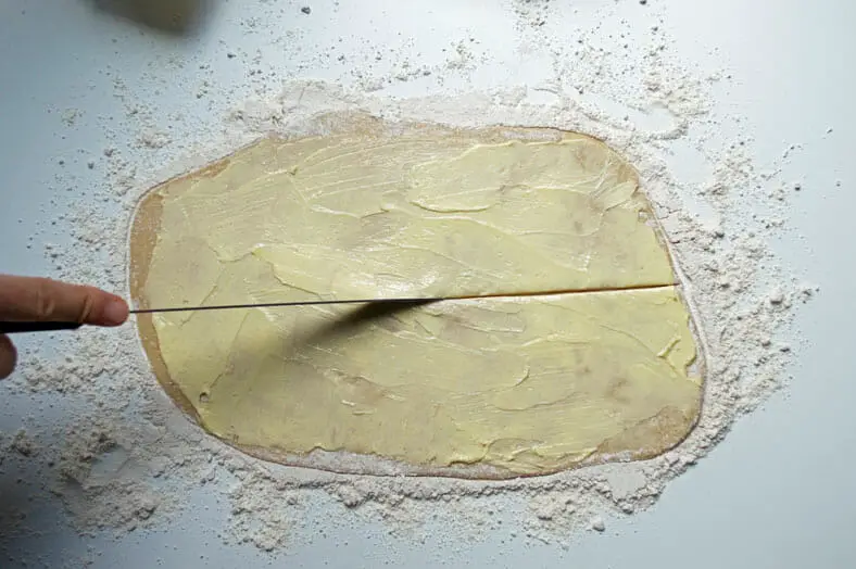 Cutting dough into half using knife