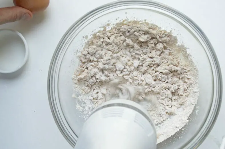Mixing of flour and water with hand blender