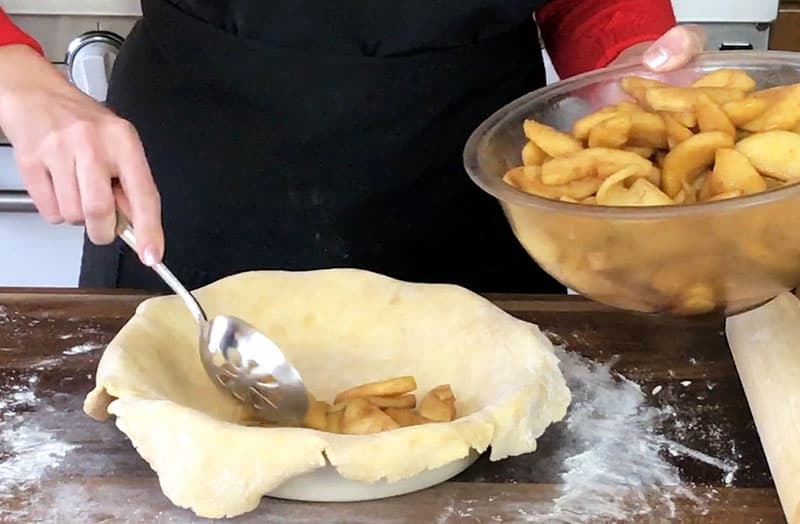 Filling apple slices fillings into bottom pie dough
