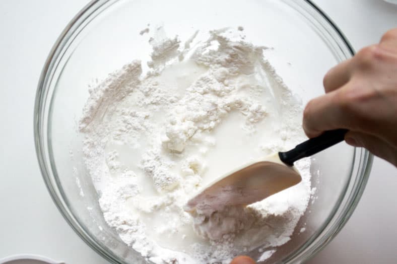 Adding glutinous rice flour and tapioca starch in a bowl