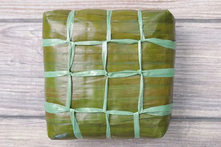 Wrapping of banana leaves to make square shape