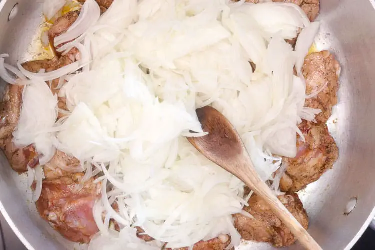 Adding onion to marinated chicken and allowing to sweat with it