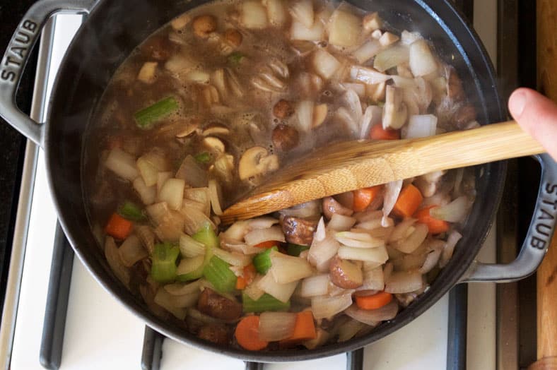 Cooking braising liquids and vegetables together in stockpot