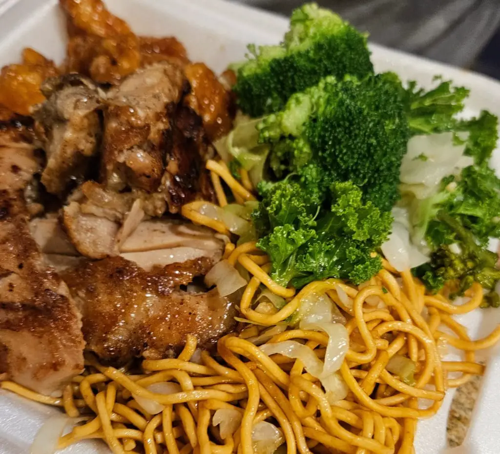 Chow mein noodles served with chicken and brocolli.